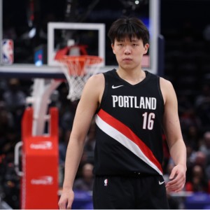 九游娱乐-杨瀚森DNP！文班缺席马刺6人上双灭开拓者 福克斯25分阿夫29+6+6